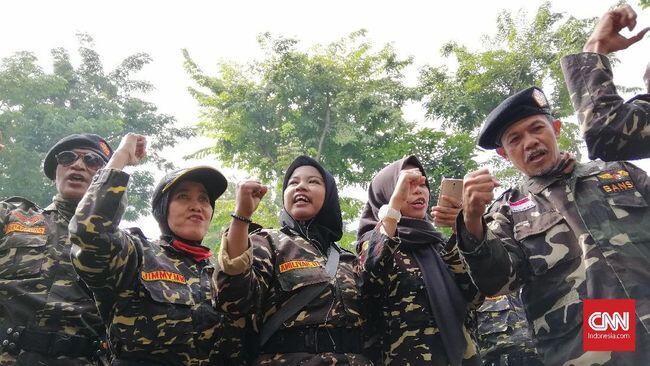 Suasana Luar Ruang Sidang Gus Nur Memanas, Kubu Pro dan Kontra Bersitegang