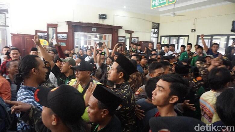 Suasana Luar Ruang Sidang Gus Nur Memanas, Kubu Pro dan Kontra Bersitegang