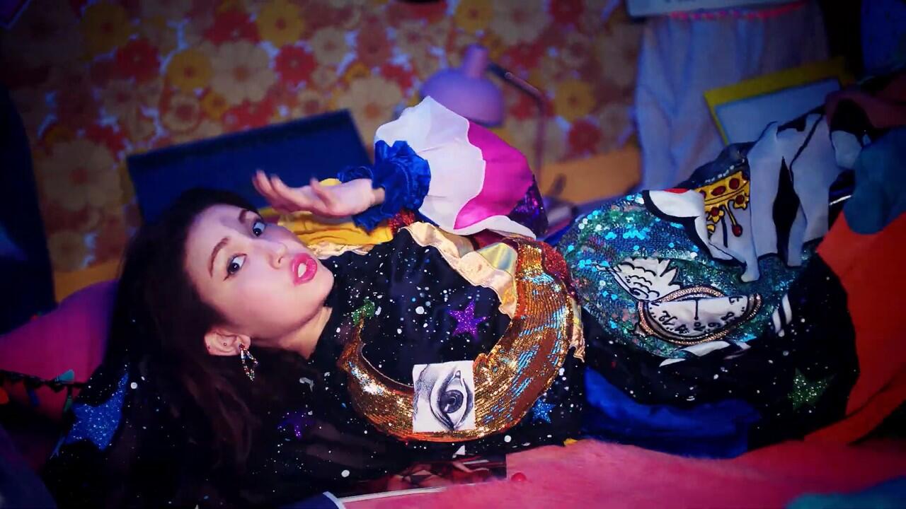 Berapa Kali Somi Ganti Baju di MV 'Birthday'? (Semuanya Gemas)