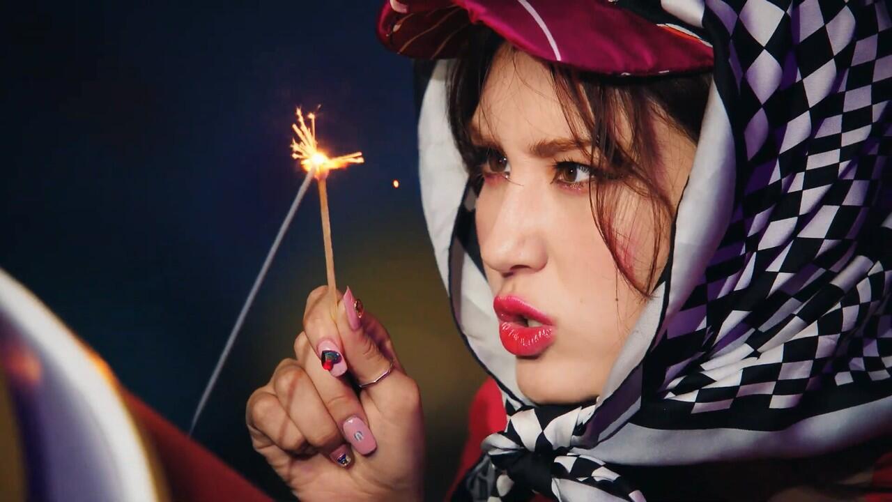 Berapa Kali Somi Ganti Baju di MV 'Birthday'? (Semuanya Gemas)