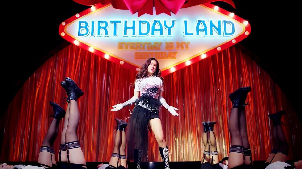 Berapa Kali Somi Ganti Baju di MV 'Birthday'? (Semuanya Gemas)