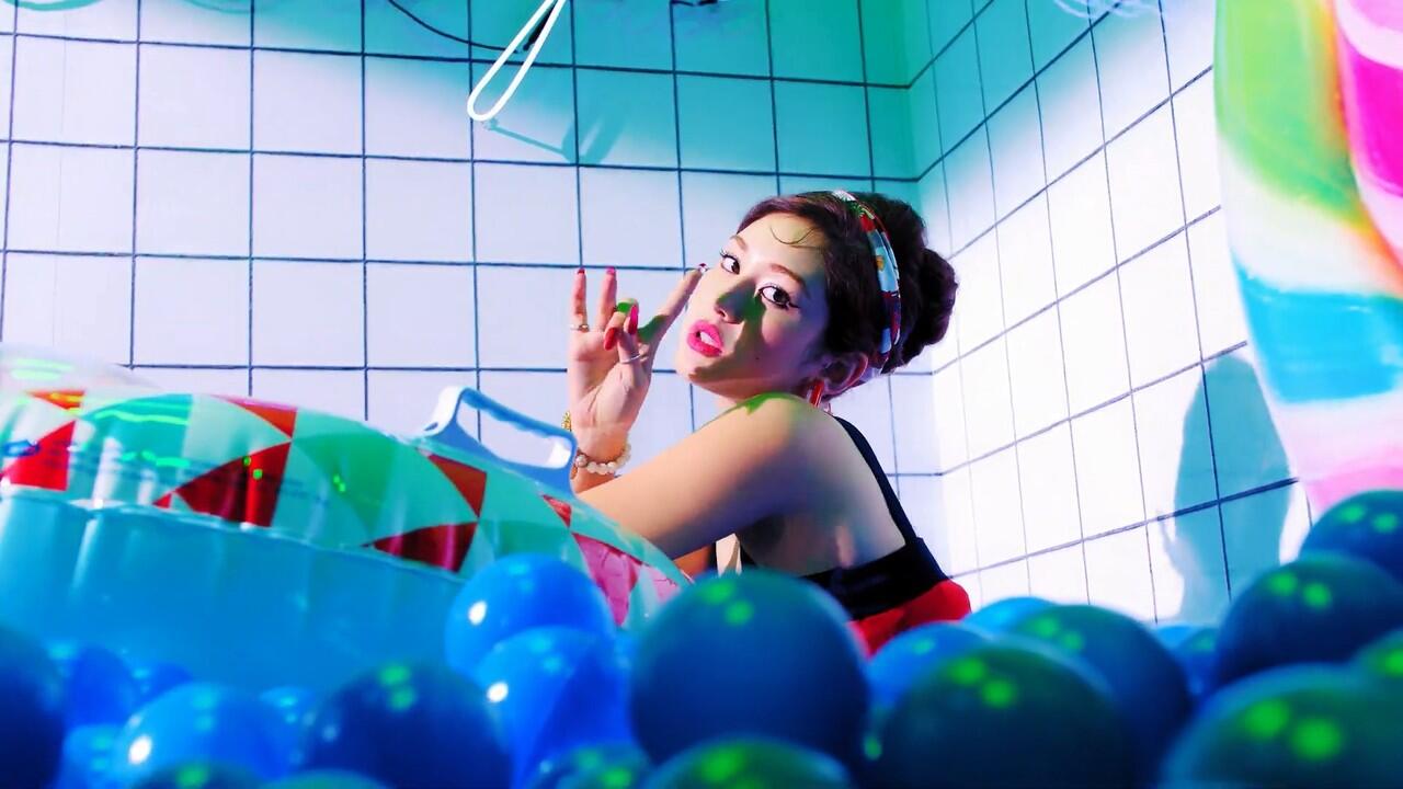 Berapa Kali Somi Ganti Baju di MV 'Birthday'? (Semuanya Gemas)