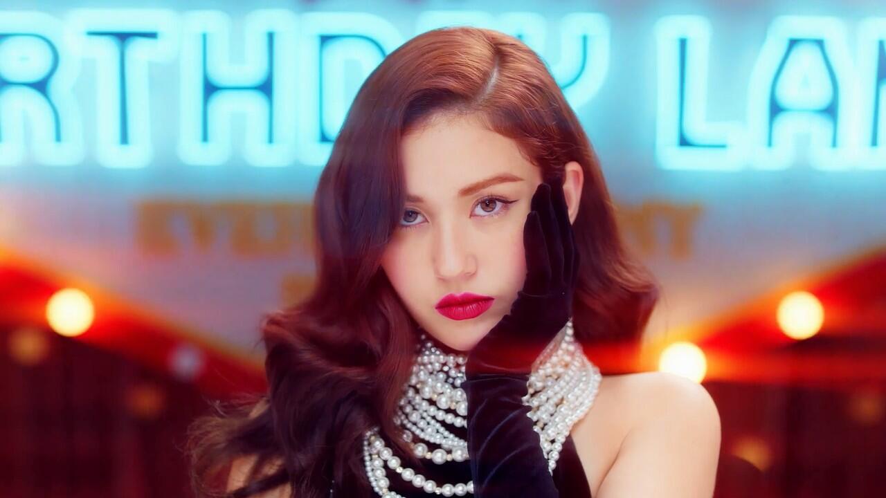 Berapa Kali Somi Ganti Baju di MV 'Birthday'? (Semuanya Gemas)