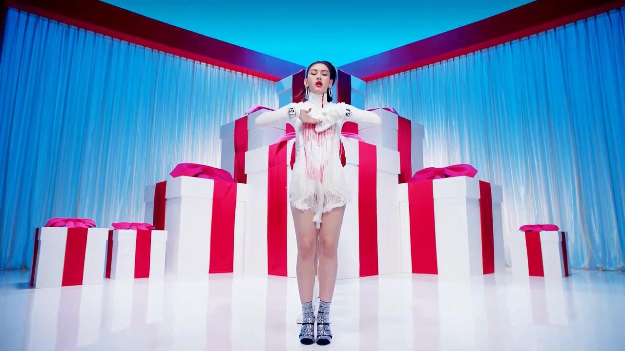 Berapa Kali Somi Ganti Baju di MV 'Birthday'? (Semuanya Gemas)