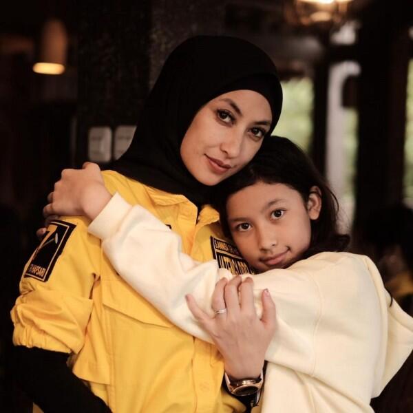 9 Potret Aquene Aziz, Putri Sultan Djorghi Jago Pose di Depan Kamera