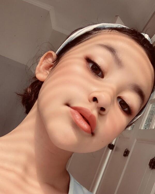 9 Potret Aquene Aziz, Putri Sultan Djorghi Jago Pose di Depan Kamera
