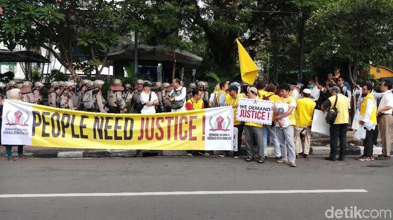 Massa Kawal Sidang Sengketa Pilpres di MK Berdatangan ke Patung Kuda