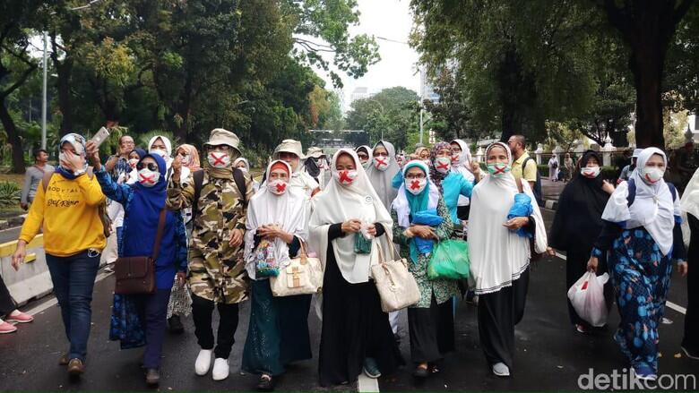 Massa Kawal Sidang Sengketa Pilpres di MK Berdatangan ke Patung Kuda