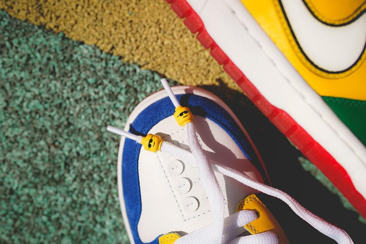 Ngintipin Nike SB Dunk Low dengan tema LEGO. Ceria Banget Gan Warnanya!