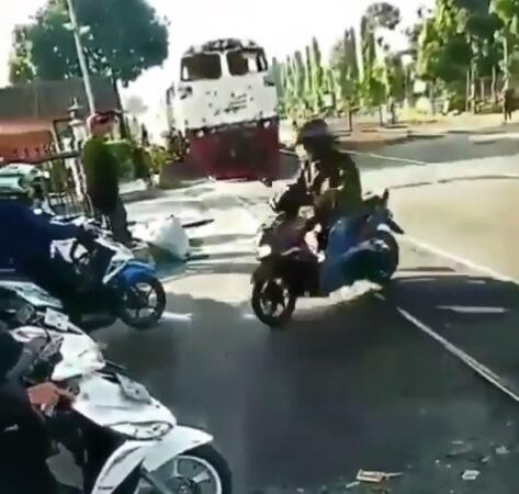 Viral Video Pemotor Tantang Kereta Api Tuai Kecaman Netizen