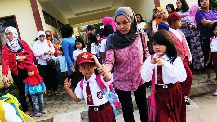 Heboh Wali Murid Rebutan Bangku Sekolah Di Hari Pertama Sekolah