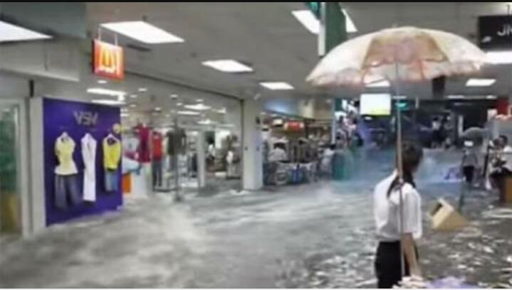 Banjir Di Mall! Menghayal Yuks