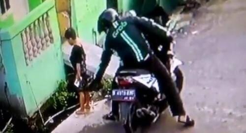 Polisi Tangkap Ojek Online Penjambret Handphone Bocah yang Aksinya Terekam CCTV