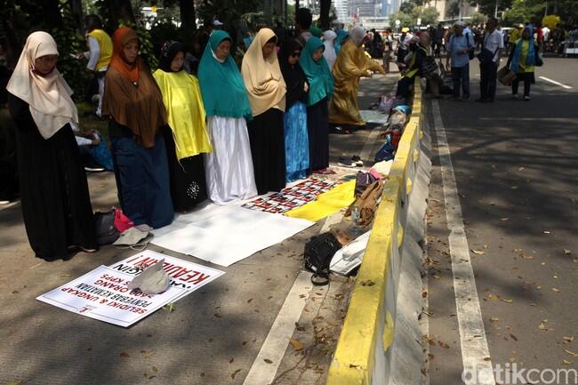 Massa Kawal Sidang Sengketa Pilpres, Salat Dzuhur di Jalur Busway
