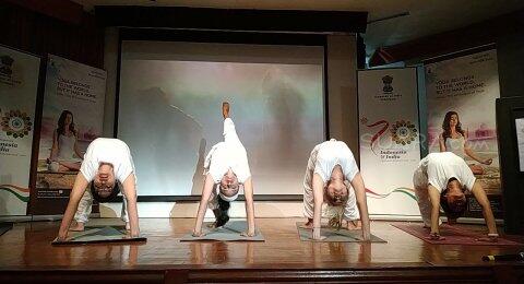 Melampaui Batas Agama, Yoga Bisa Dilakukan Siapapun