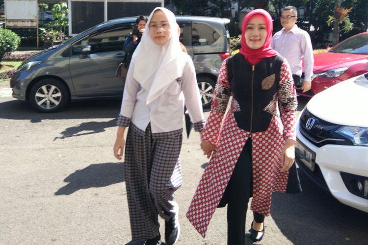 PPDB 2019: Tak Minta Fasilitas, Istri Ridwan Kamil Antre Mendaftarkan Anak Sekolah