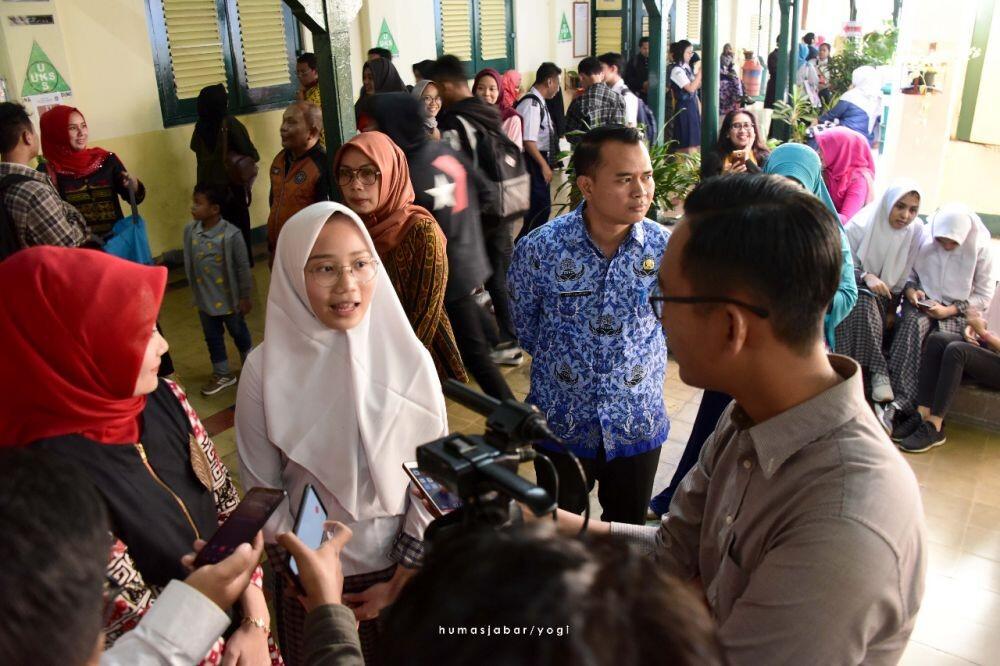 PPDB 2019: Tak Minta Fasilitas, Istri Ridwan Kamil Antre Mendaftarkan Anak Sekolah