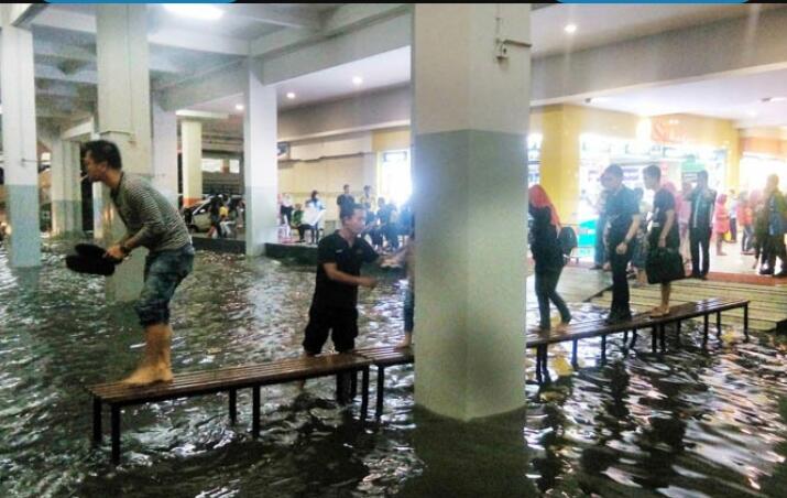 Banjir Di Mall! Menghayal Yuks