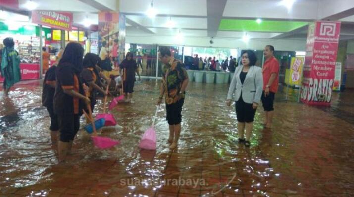 Banjir Di Mall! Menghayal Yuks