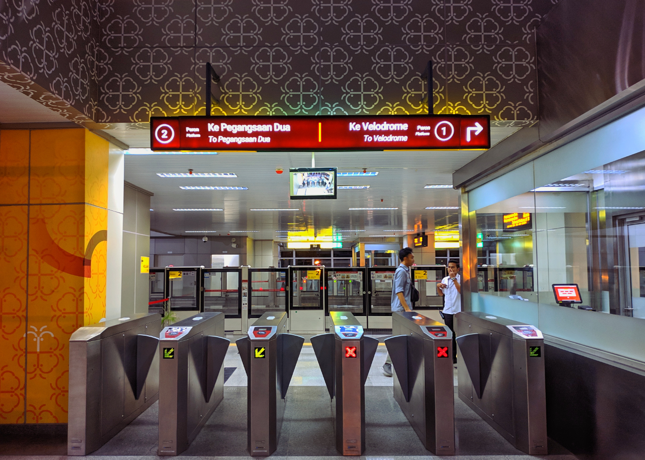 Seenak apa sih Naik LRT di Jakarta 