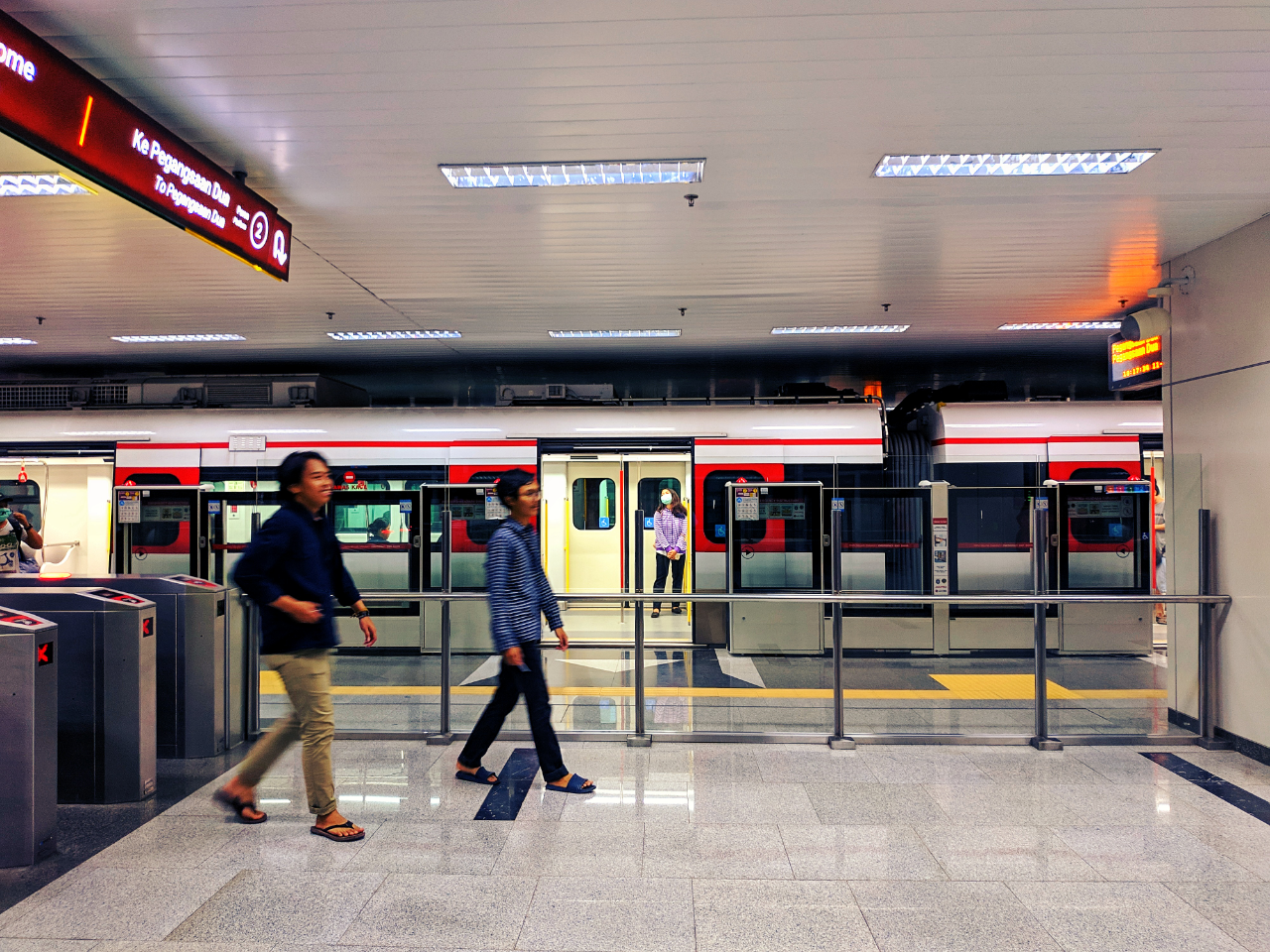 Seenak apa sih Naik LRT di Jakarta 