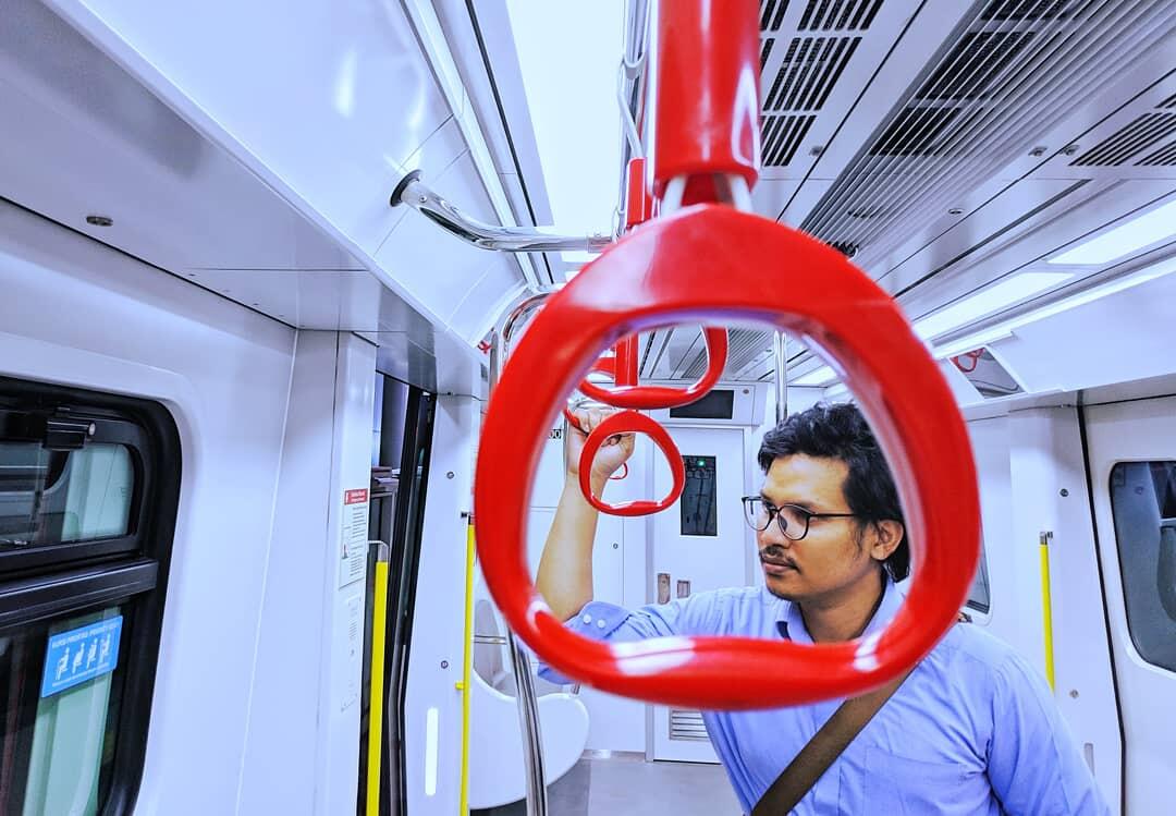 Seenak apa sih Naik LRT di Jakarta 