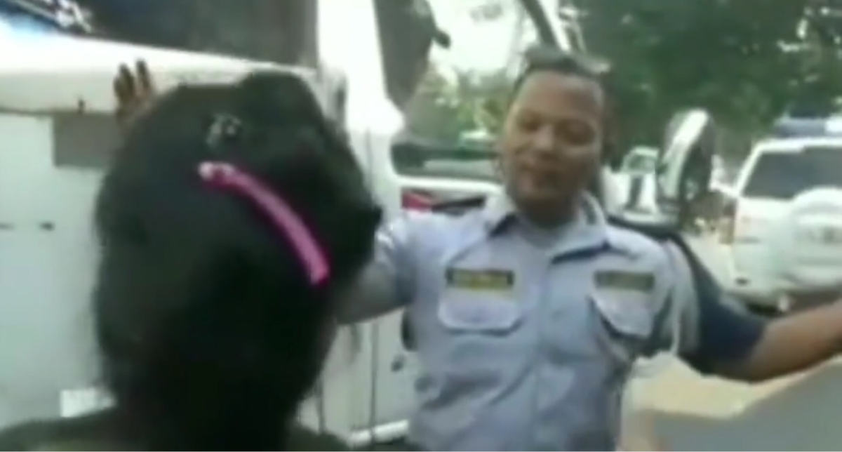 Ingat, ye.. Emak-emak ngak pernah salah : Ngamuk ketika motornya diderek