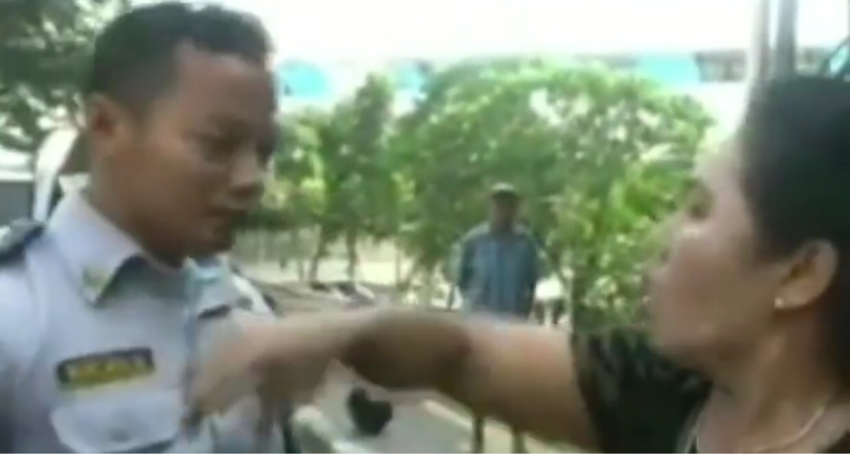 Ingat, ye.. Emak-emak ngak pernah salah : Ngamuk ketika motornya diderek