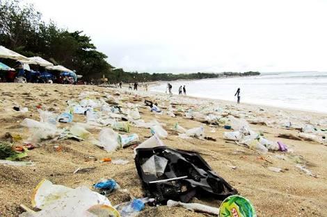 Lebaran, Tempat Wisata Dipenuhi Sampah (Kurangnya Kesadaran Pengunjung)