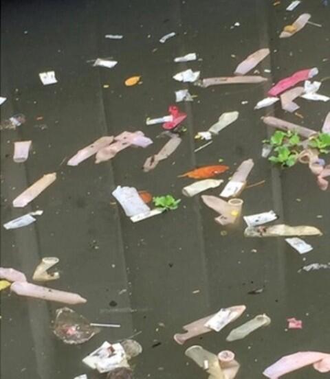 Kalau Sampah Plastik Itu Biasa! Lihat Nih Sungai Penuh Dengan Ratusan Kondom