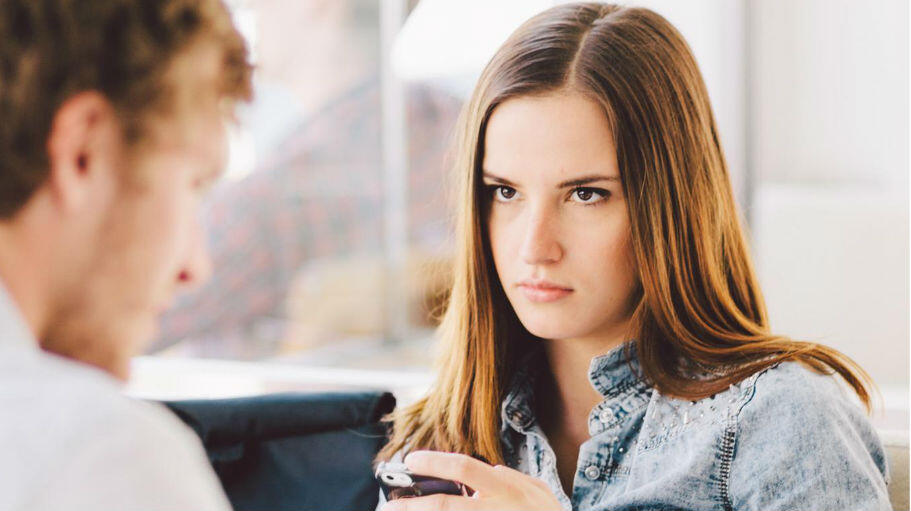 5 Tanda Pacar Suka Mengatur, Pikirkan Lagi Jika Ingin Melanjutkan Hubungan