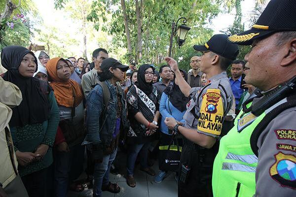 Unjuk Rasa Wali Murid Soal Sistem Zonasi di Surabaya