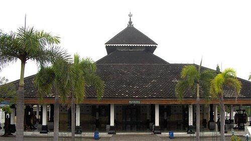 Ratusan Tahun Sejarah Masjid Beratap Segitiga di Jawa
