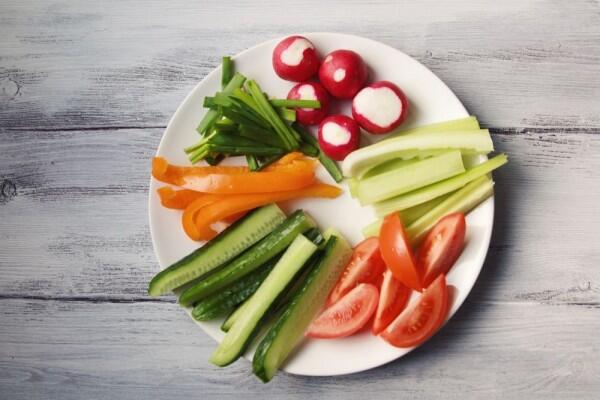 Suka Makan Sayuran Segar? Ini Manfaat dan Risiko yang Harus Kamu Tahu!