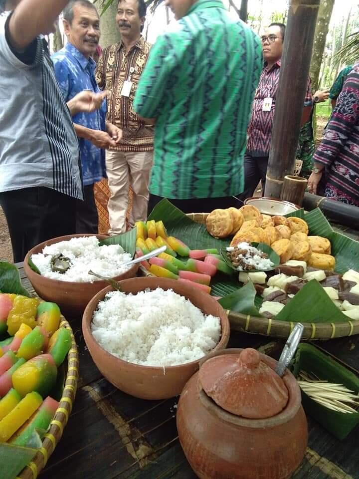 Aneka Jajanan Tradisional Di Sejuknya Pasar Rindu Semilir.