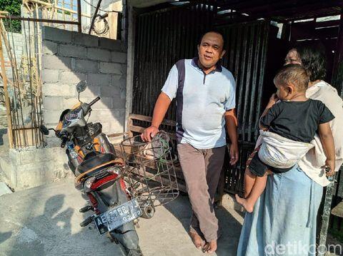 Bikin Ngilu, Anak Dibonceng Didalam Keranjang Besi 