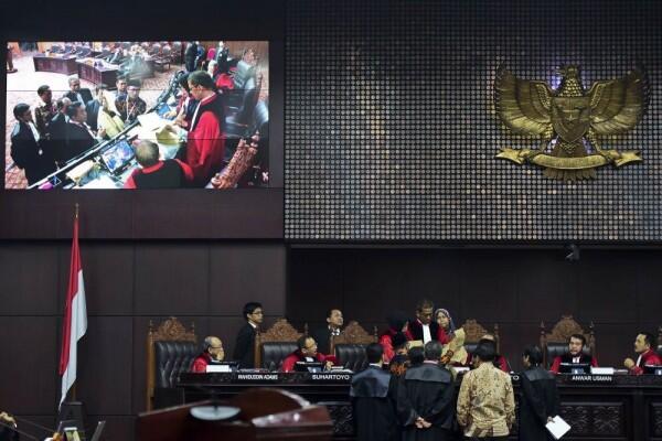 Debat Akademis Kelas Berat Soal Hukum Warnai Sidang Kelima di MK