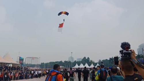 Asyik Nonton Atraksi Terjun Payung di Monas, Siswi SMP Dicopet