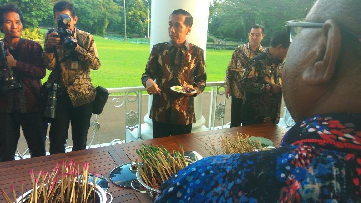 Driver GOJEK beri SATE AYAM ke ISTANA untuk ulang tahun JOKOWI