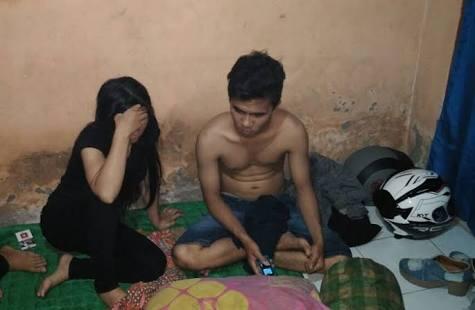 Lagi Asik Mesum dengan Guru SD Berstatus Janda, Oknum PNS Digerebek Warga