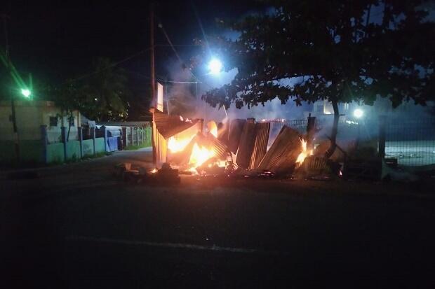 Kota Sorong Mencekam, Massa Blokir Jalan dan Lakukan Pembakaran