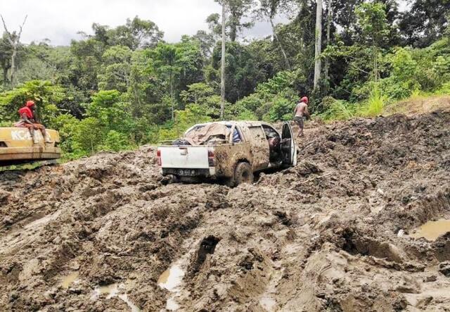 Kisah Gubernur Terjebak 9 Jam di Jalur Rusak Jalan Trans Papua Barat