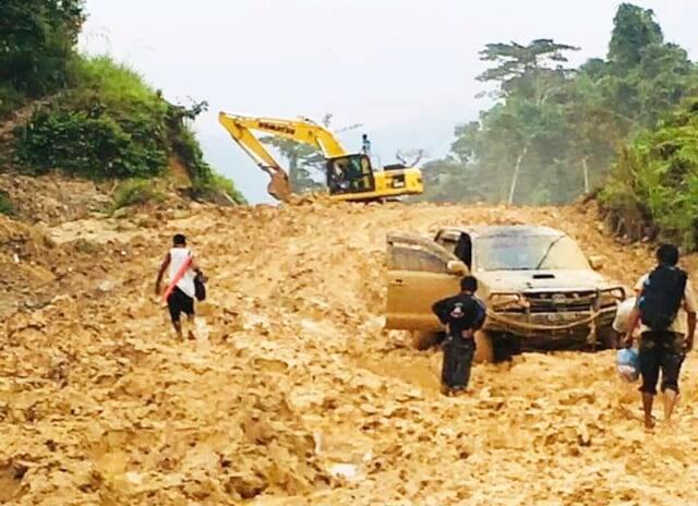 Kisah Gubernur Terjebak 9 Jam di Jalur Rusak Jalan Trans Papua Barat