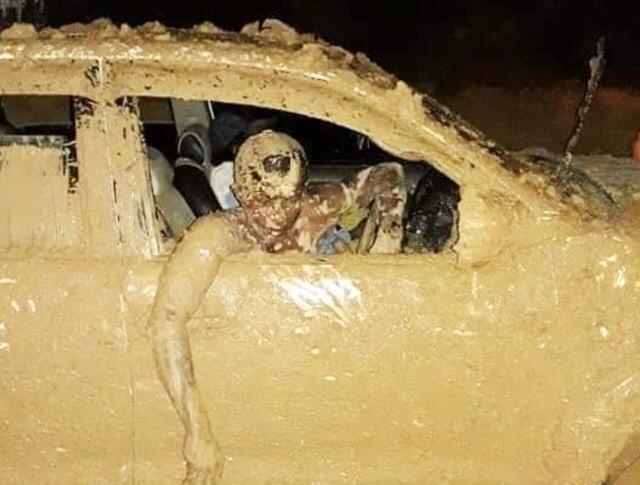 Kisah Gubernur Terjebak 9 Jam di Jalur Rusak Jalan Trans Papua Barat