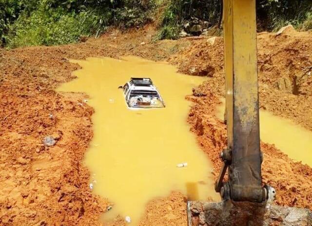 Kisah Gubernur Terjebak 9 Jam di Jalur Rusak Jalan Trans Papua Barat