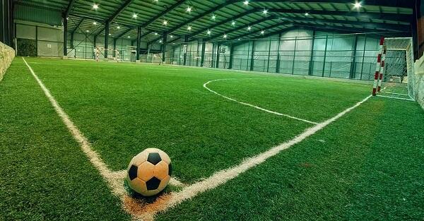 Enakan Mana, Main Futsal di Lapangan Vinyl atau Rumput Sintetis?