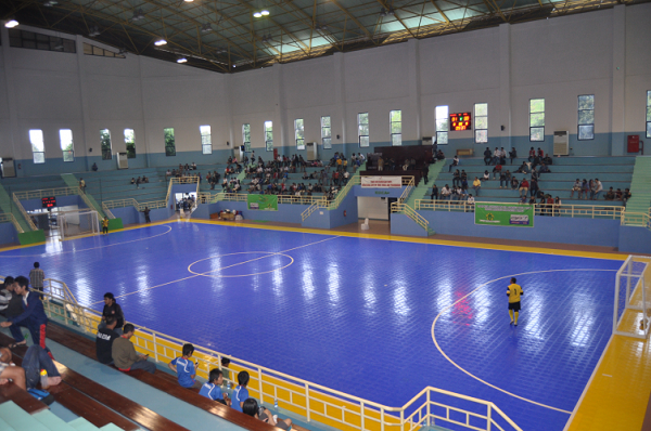 Enakan Mana, Main Futsal di Lapangan Vinyl atau Rumput Sintetis?