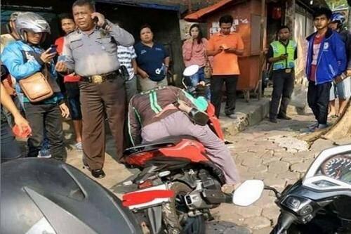 Diduga Kelelahan, Driver Ojol Meninggal di Jok Motornya Jadi Viral