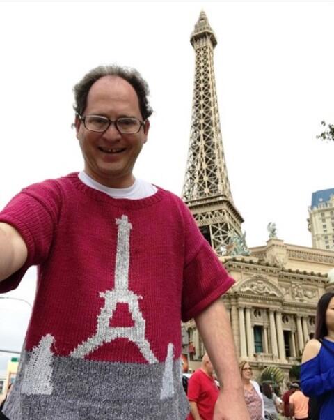 Traveller Ini Suka Membuat Baju Sweater Sesuai Tempat Yang Dikunjunginya