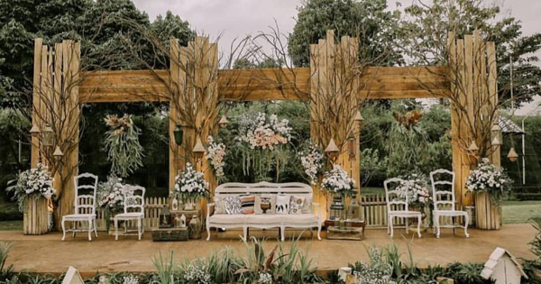 Mau Nikah? Coba Ikuti Dekorasi Pelaminan Outdoor yang Natural Ini, GanSis! Manis Deh!